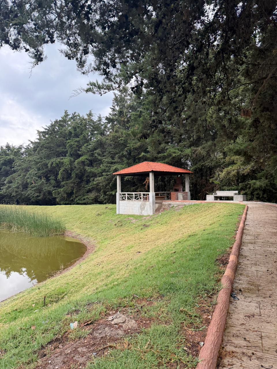 Área verde con laguna y churrasquera en terrenos en Tecpán Guatemala