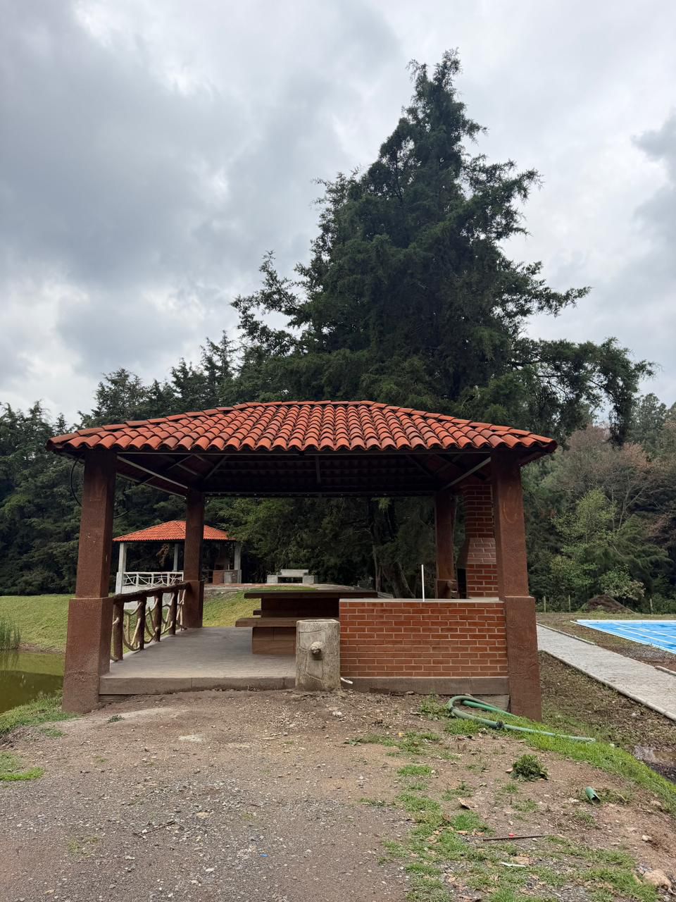 Área social con churrasquera en proyecto de lotes en Tecpán